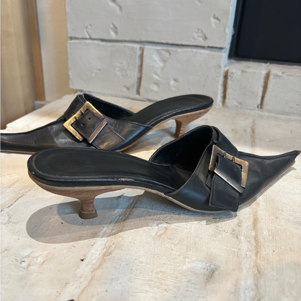 Black Leather Kitten Heel brand Enza size 38. Purchased in Venice Italy 2006